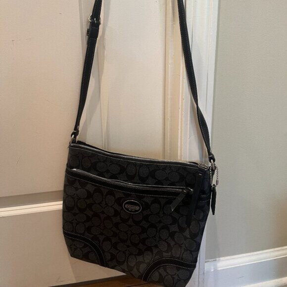 Vintage Coach Black Signature Crossbody Bag - Picture 2 of 5